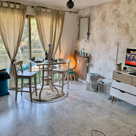 شقة Luxurious In 450m From Sea With Terrace And Air Conditioning And Private Parking *